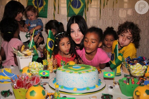 Sthefany Brito apagou as velas do bolo com as crianças do orfanato