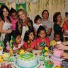 Sthefany Brito e a atriz Hanna Romanazzi posam com as crianças na mesa do bolo