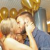 Fernanda Lima trocou beijos com o marido, Rodrigo Hilbert, durante a festa