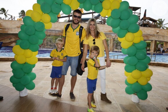 Fernanda Lima e Rodrigo Hilbert levaram os filhos gêmeos João e Francisco para assistir a partida Brasil x México, na Arena Castelão, em Fortaleza, na última terça-feira, 17 de junho de 2014