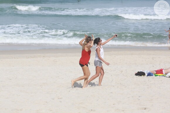 Grazi Massafera e a amiga Anna Lima fazem uma selfie enquanto se exercitam na praia da Barra da Tijuca, Zona Oeste do Rio de Janeiro