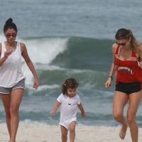 Grazi Massafera encontra a filha, Sofia, após corrida com amiga em praia do Rio