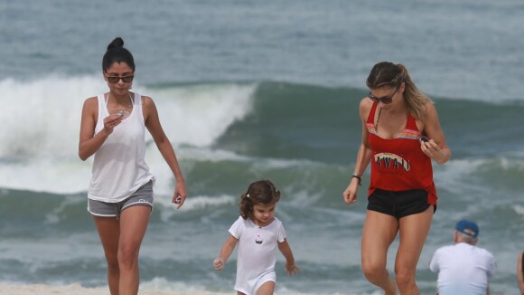 Grazi Massafera encontra a filha, Sofia, após corrida com amiga em praia do Rio