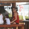 Grazi Massafera se exercitou na praia da Barra da Tijuca, Zona Oeste do Rio de Janeiro, acompanhada da atriz e amiga Anna Lima, nesta segunda-feira, 23 de junho de 2014. E depois encontrou a filha, Sofia, que estava com a babá