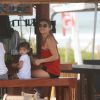Grazi Massafera parou no quiosque com a filha, Sofia, e a amiga Anna Lima para beber uma água de coco após praticar exercícios na praia