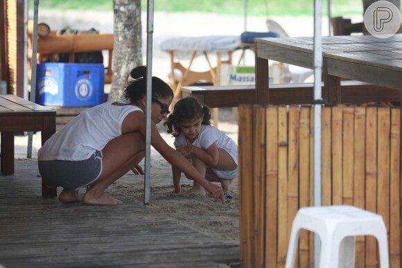 Anna Lima brinca com Sofia, filha da amiga Grazi Massafera, na areia