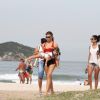 Grazi Massafera se exercitou na praia da Barra da Tijuca, Zona Oeste do Rio de Janeiro, acompanhada da atriz e amiga Anna Lima, nesta segunda-feira, 23 de junho de 2014. E depois encontrou a filha, Sofia, que estava com a babá