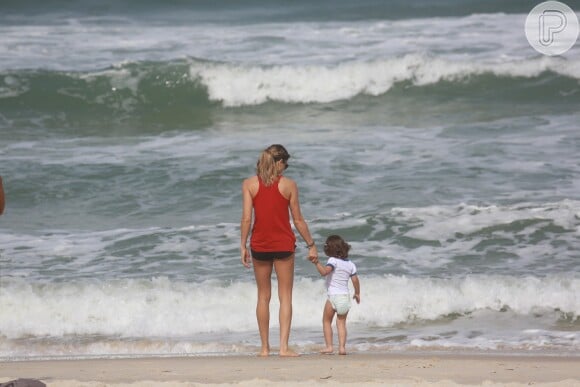 Grazi Massafera levou Sofia para molhar os pezinhos no mar da praia da Barra da Tijuca, Zona Oeste do Rio