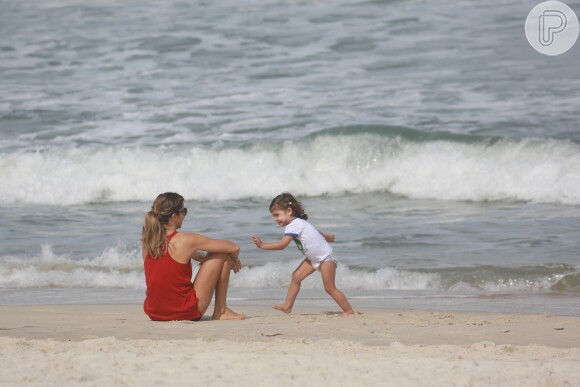 Grazi Massafera brinca com Sofia na praia