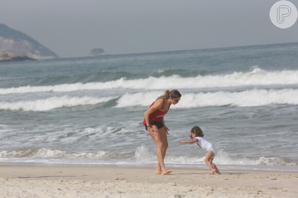 Grazi Massafera e Sofia se divertiram brincando na areia