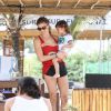 Grazi Massafera se exercitou na praia da Barra da Tijuca, Zona Oeste do Rio de Janeiro, acompanhada da atriz e amiga Anna Lima, nesta segunda-feira, 23 junho de 2014. E depois encontrou a filha, Sofia, que estava com a babá