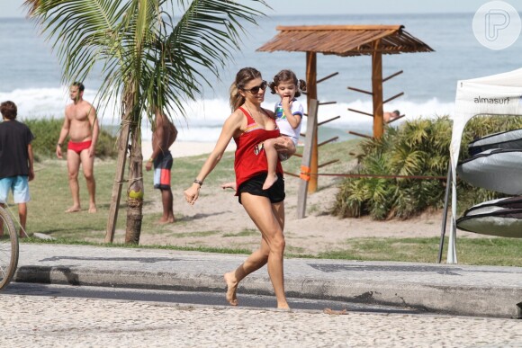 Grazi Massafera se exercitou na praia da Barra da Tijuca, Zona Oeste do Rio de Janeiro, com a amiga Anna Lima e deixou o local com a filha no colo