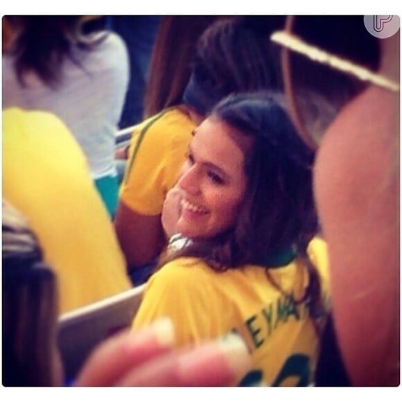 Bruna Marquezine assiste a jogo do Brasil e prestigia o namorado Neymar no jogo do dia 12 de junho de 2014 com a camisa dedicada ao amado