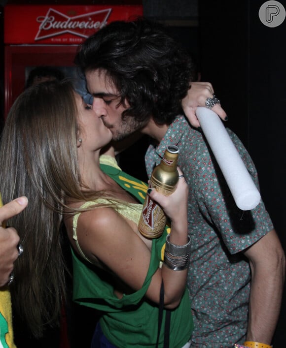 Fiuk foi clicado aos beijos com uma loira durante uma festa no Rio após o jogo do Brasil contra Camarões, na noite de segunda-feira, 23 de junho de 2014