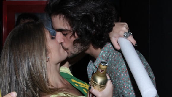 Solteiro após término com Sophia Abrahão, Fiuk é flagrado aos beijos em festa