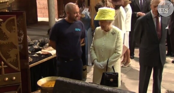 Rainha Elizabeth II visita estúdio do seriado 'Games of Thrones' na Irlanda do Norte
