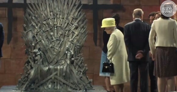 Rainha Elizabeth visita estúdio do seriado 'Games of Thrones'