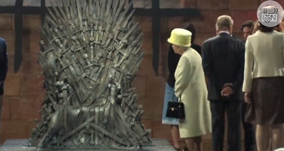 Rainha Elizabeth II visita estúdio do seriado 'Games of Thrones', olha no Trono do seriado, mas se recusa a sentar