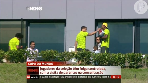 Thiago Silva brinca com o filho do atacante reserva Jô