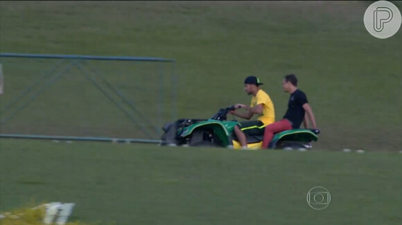 Neymar aproveitou para andar de quadriclo com um amigo
