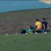 Vestindo verde e amarelo, Neymar conversa com amigos 