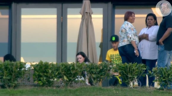 De folga, Neymar e jogadores da Seleção Brasileira recebem família e amigos