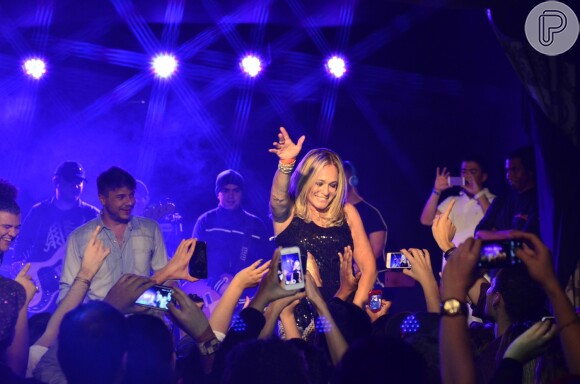 Susana Vieira se diverte em show de Anitta e dança funk no palco (24 de junho de 2014)