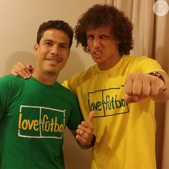 Hernanes e David Luiz, sempre fazendo caretas, posaram juntos na concentração