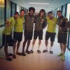 Unidos! Neymar, Hernanes, Dante, David Luiz, Hulk e Maxwell se unem para uma foto de chinelos