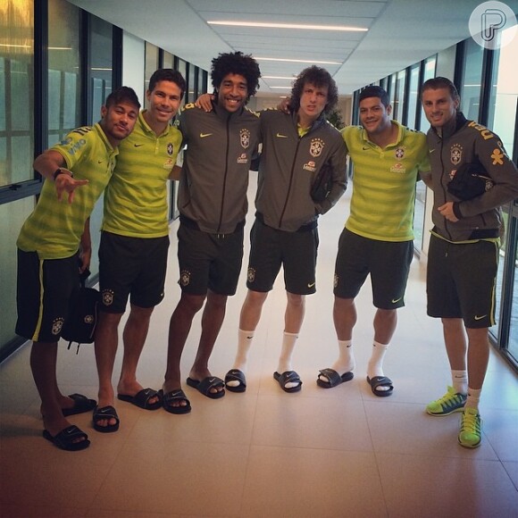 Unidos! Neymar, Hernanes, Dante, David Luiz, Hulk e Maxwell se unem para uma foto de chinelos