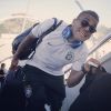 Bem-humorado, Daniel Alves abre um sorriso ao embarcar para jogar contra a Seleção de Camarões
