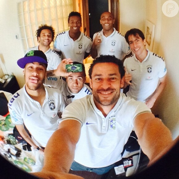 Neymar, Fred, Daniel Alves e os outros jogadores da Seleção Brasileira se divertem na concentração antes de entrar em campo (28 de junho de 2014)