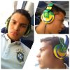 Thiago Silva, o capitão da Seleção, fez um selfie a caminho da estreia da Copa exibindo o seu headphone com as cores da bandeira do Brasil