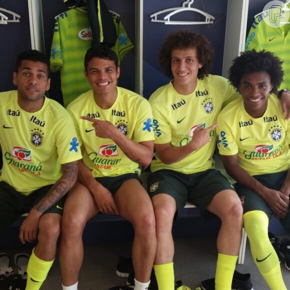 Daniel Alves, Thiago Silva, David Luiz e Willian em clima de descontração no vestiário