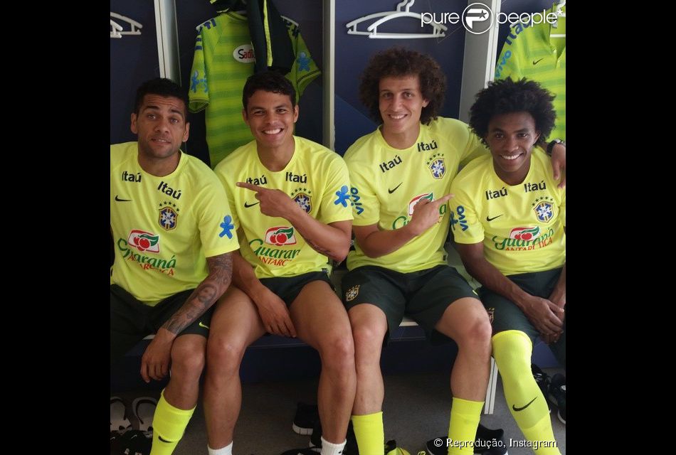 Daniel Alves Thiago Silva David Luiz E Willian Em Clima De Descontracao No Vestiario Purepeople