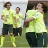 David Luiz, com os cachos ao vento, e Bernard brincam durante treino da Seleção