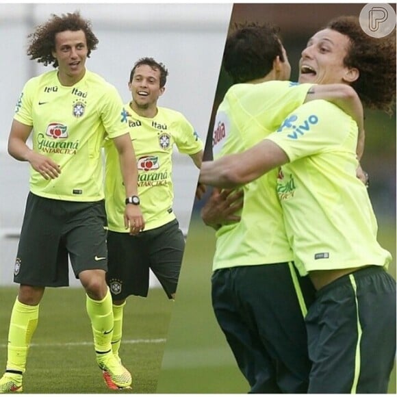 David Luiz, com os cachos ao vento, e Bernard brincam durante treino da Seleção
