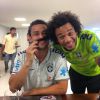 Fred brincou com o cabelo de Marcelo fazendo um 'bigode' após a vitória da Seleção Brasileira contra Camarões