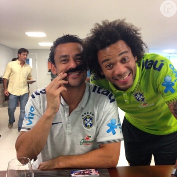 Fred brincou com o cabelo de Marcelo fazendo um 'bigode' após a vitória da Seleção Brasileira contra Camarões