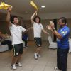 David Luiz e Marcelo brincaram ao dar parabéns para Rogelson Barreto, da equipe da Seleção Brasileira