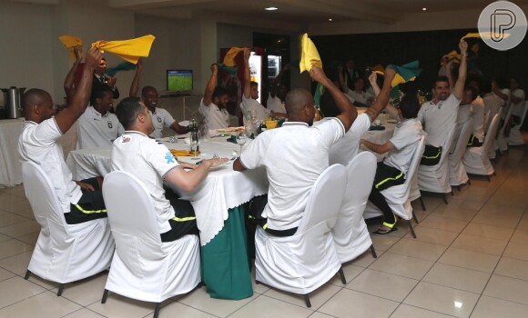 Os jogadores cantam 'Parabéns Pra Você' pelo aniversário de Rogelson Barreto, da equipe da Seleção Brasileira