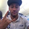 Neymar publica selfie no avião ao embarcar para Fortaleza para enfrentar o México