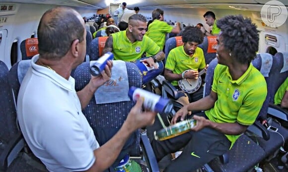 Sempre com muita descontração, a Seleção faz samba no avião após vitória contra Camarões