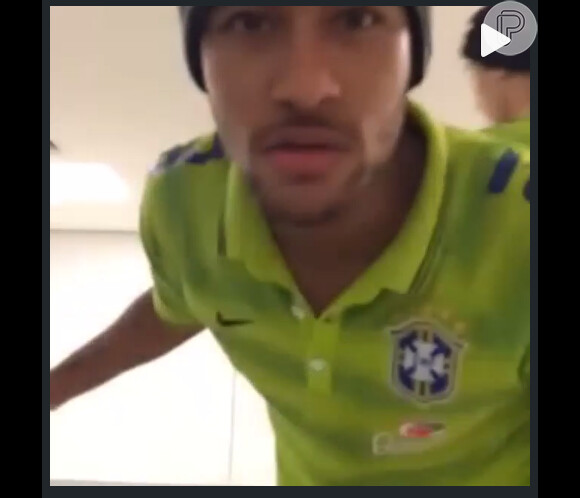 Neymar 'se vinga' de Fred ao ver o amigo passar debaixo da mesa de ping pong