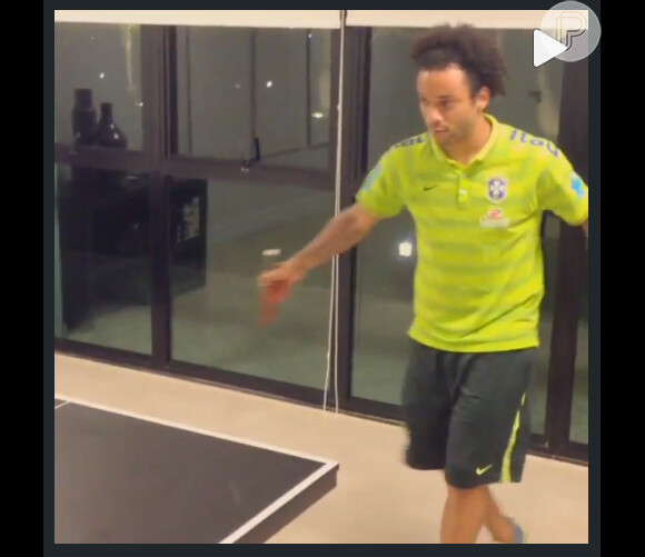 Marcelo jogou ping pong contra Julio Cesar