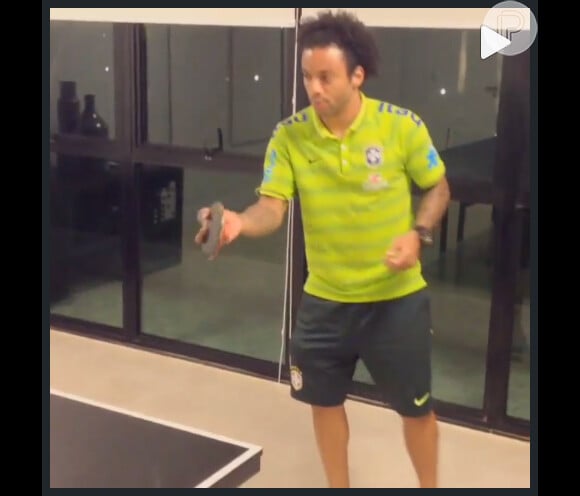Marcelo mostrou habilidade ao jogar uma partida de ping pong