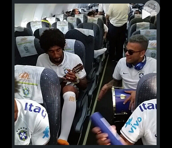 Dante e Daniel Silva fizeram um samba no avião após a vitória da Seleção contra Camarões