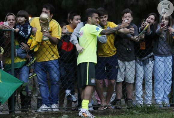 Daniel Alves posa com fãs em treino aberto da Seleção