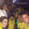 Hernanes faz festa com a família após vitória da Seleção