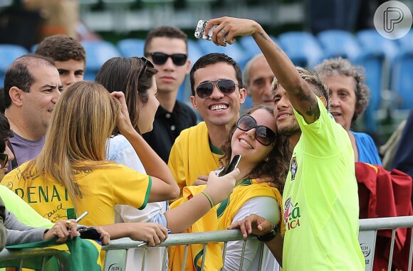 Neymar faz sucesso com fãs em treino aberto da Seleção e ele mesmo se compromete em fazer as selfies com a torcida